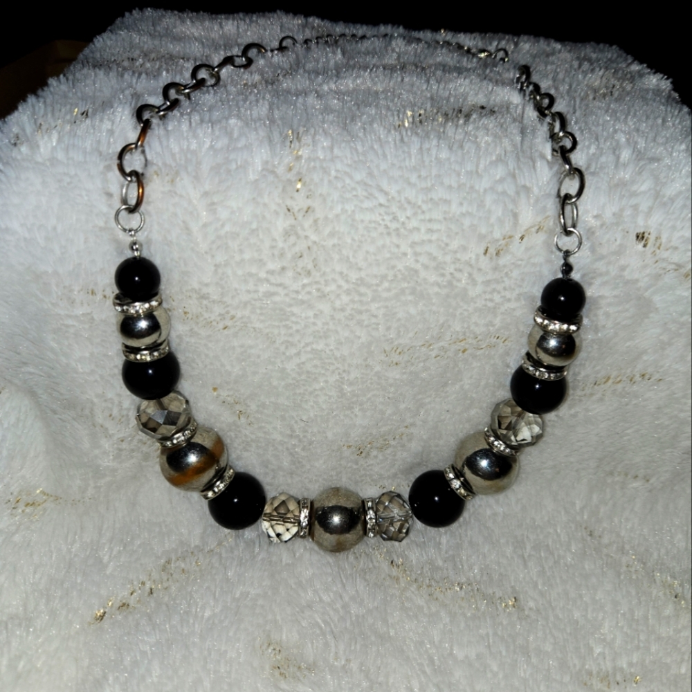 **3/$10** Beautiful bead necklace